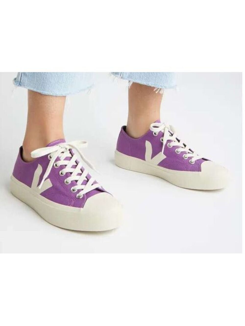 Veja Wata II Low Top Sneaker Veja new in box 10 Cosmos Pierre